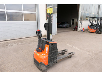 Pallet truck BT SWE 080L: picture 4