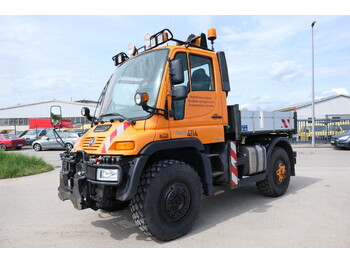 Dropside/ Flatbed truck UNIMOG U400