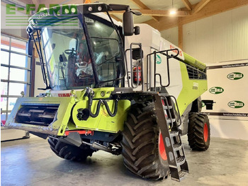 Combine harvester CLAAS Lexion