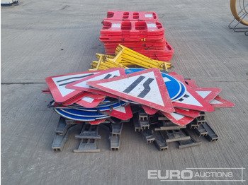 Construction equipment Bundle of Road Signs, Safety Barrier & Metal Fencing: picture 4