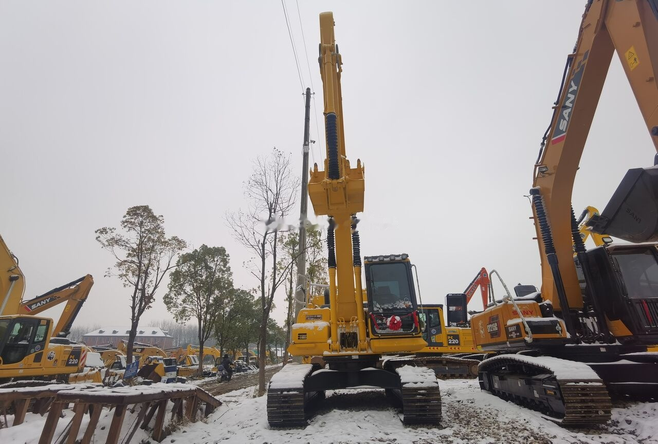 Crawler excavator Komatsu PC200-8: picture 6