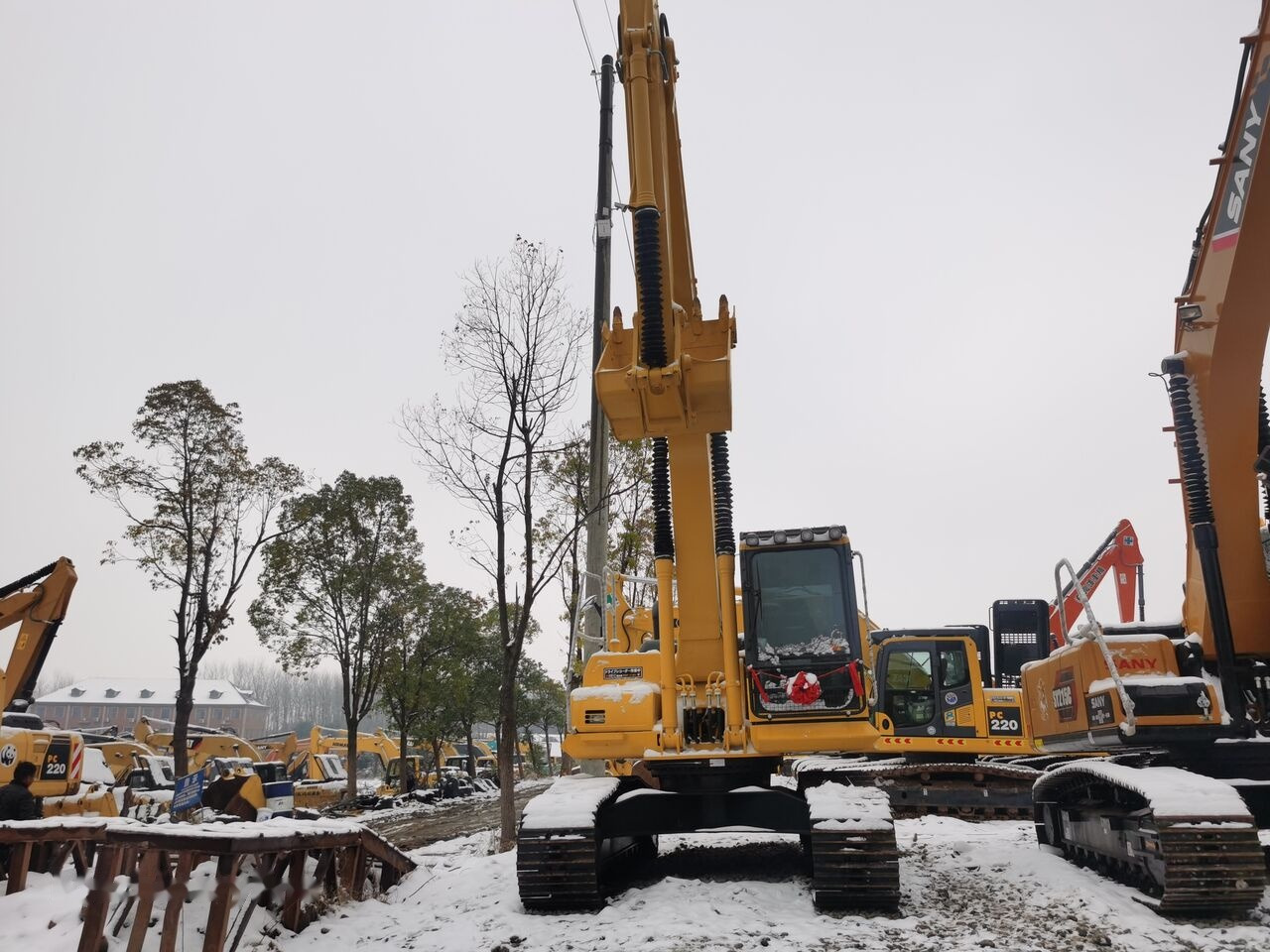 Crawler excavator Komatsu PC200-8: picture 10