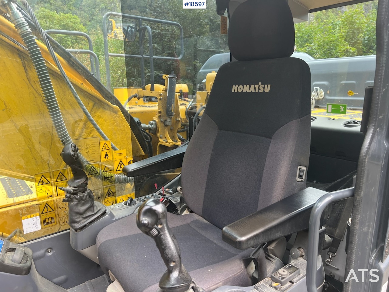 Excavator Komatsu PC210 LC-11: picture 18