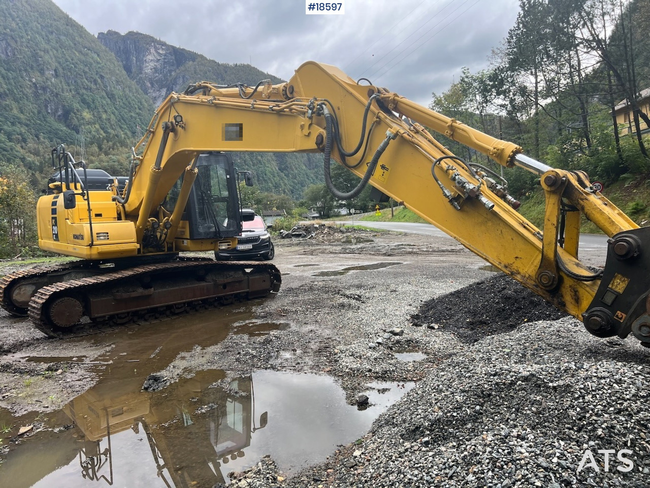 Excavator Komatsu PC210 LC-11: picture 9