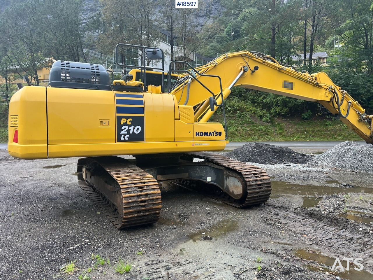 Excavator Komatsu PC210 LC-11: picture 11