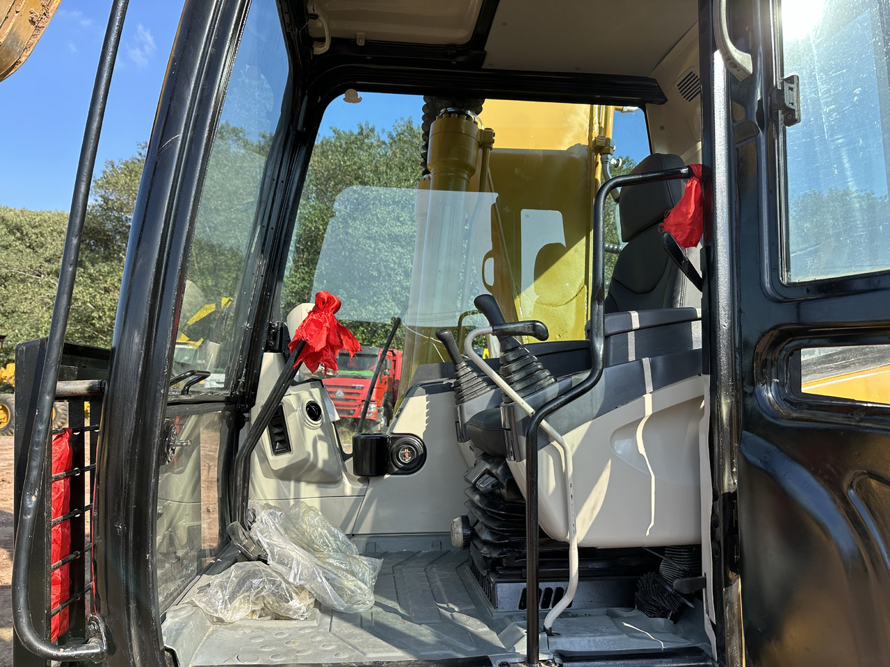 Crawler excavator CATERPILLAR 320C with Wider Track shoes: picture 8