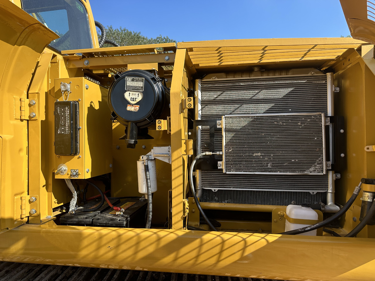 Crawler excavator CATERPILLAR 320C with Wider Track shoes: picture 10