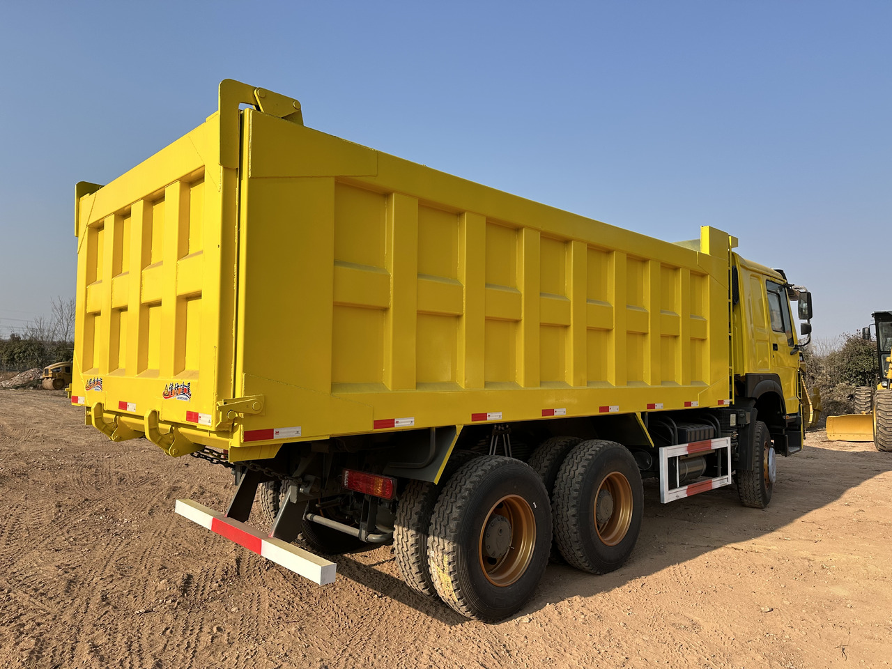 Tipper for transportation of bulk materials SINOTRUK HOWO 371: picture 7