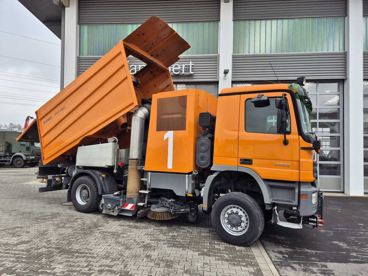 New Road sweeper Mercedes-Benz Actros 2032 A 4x4 Bucher STKF 9500 Airport: picture 8