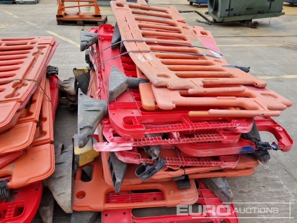 Construction equipment Bundle of Plastic Pedestrian Saftey Barriers (3 of): picture 14