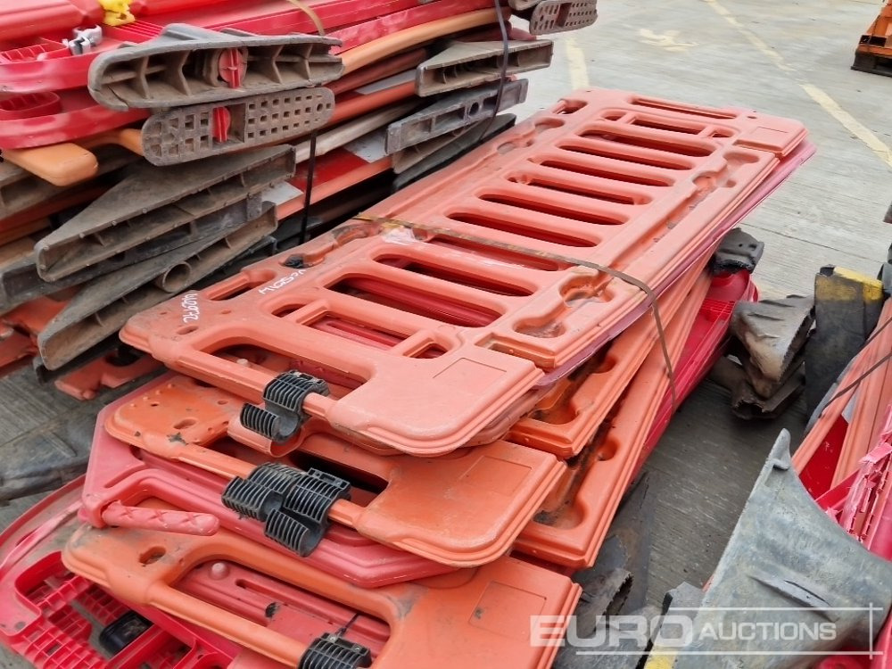 Construction equipment Bundle of Plastic Pedestrian Saftey Barriers (3 of): picture 12