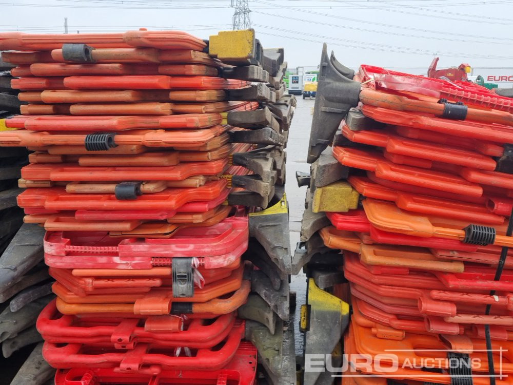 Construction equipment Bundle of Tracking Boards (3 of), Bundle of Plastic Pedestrian Safery Barriers (2 of): picture 21