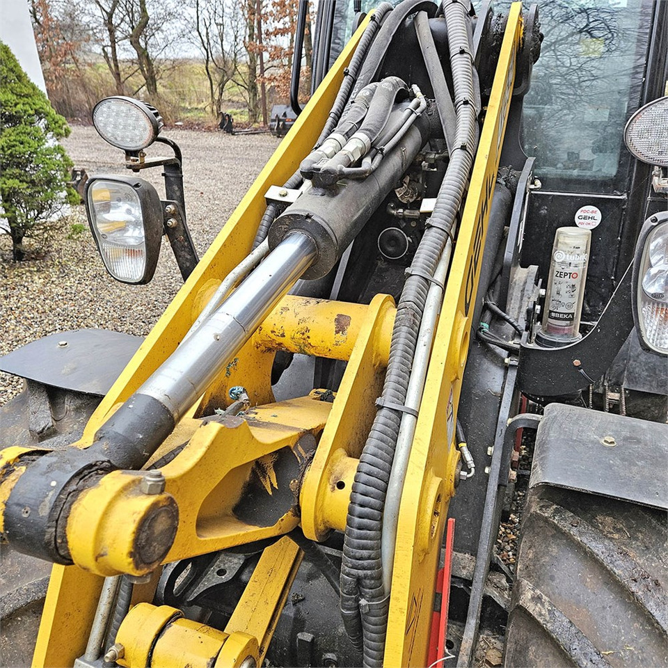 Wheel loader Gehl AL550: picture 26