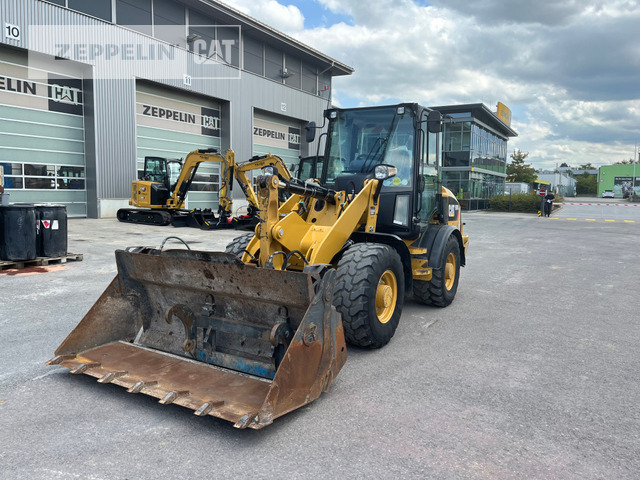 Wheel loader Cat 907M: picture 8